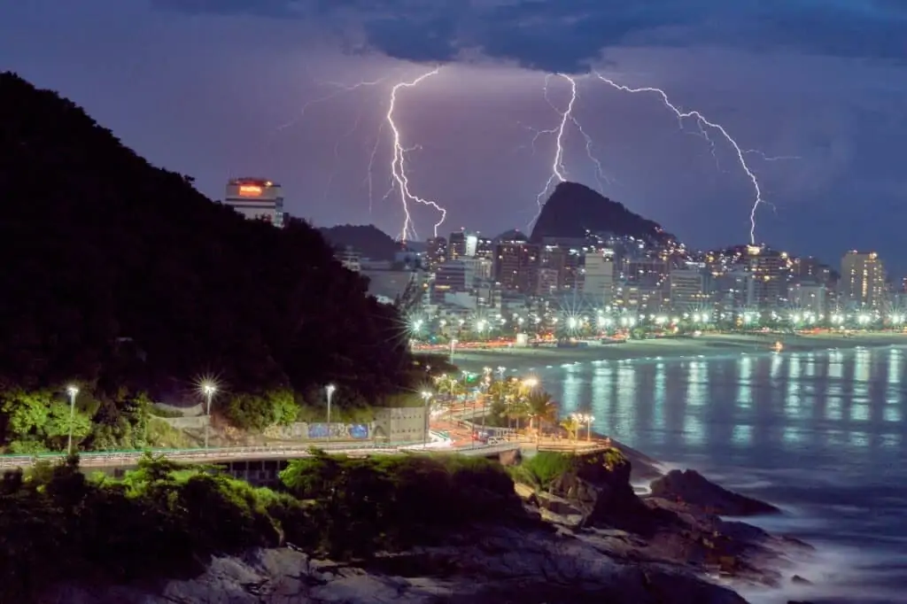 how hot is lightning